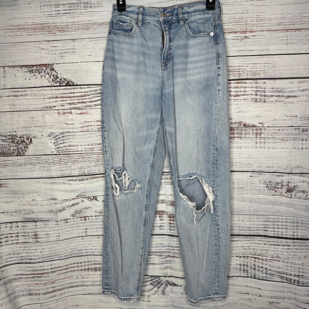 American Eagle AE Relaxed Mom Jean Light Wash Busted Knee 0